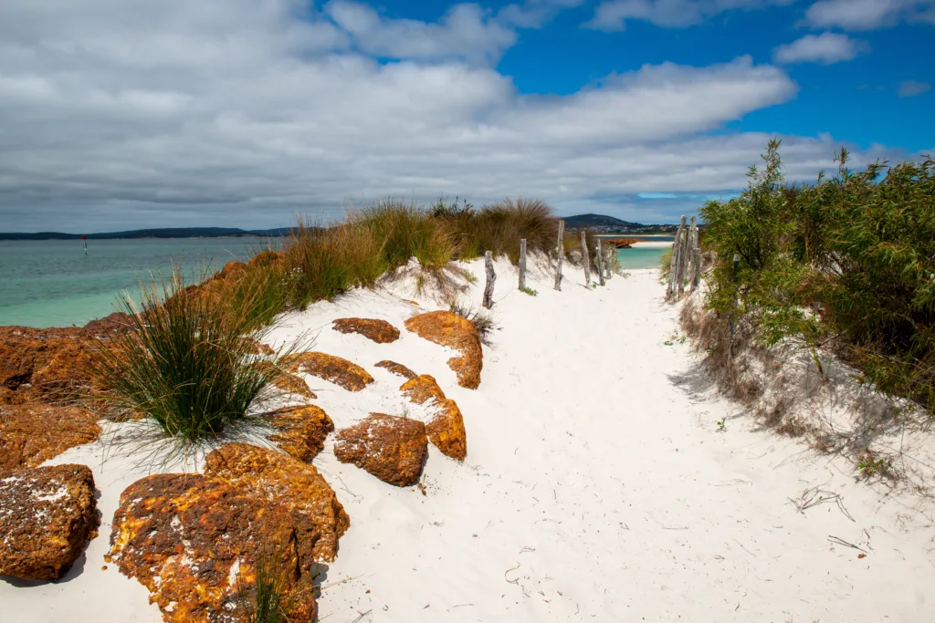 Plage secrète accessible par un sentier : le joyau caché du Canada
