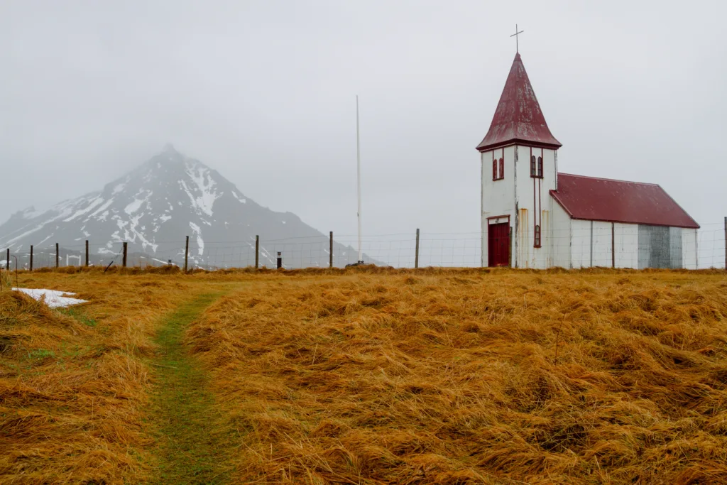 Temple isolé au sommet d’une colline